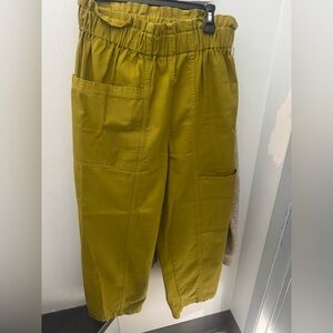 Cropped Elastic-Waist Utility Pants in Olive Green
